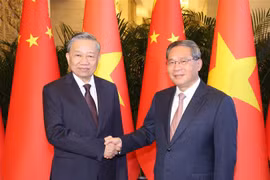 Le secrétaire général et président vietnamien Tô Lâm (à gauche) et le Premier ministre chinois Li Qiang se serrent la main, à Pékin, le 19 août. Photo: VNA