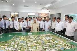 Le secrétaire général Nguyen Phu Trong visite le parc industriel Vietnam-Singapour I (VSIP I) dans la province de Binh Duong, le 13 avril 2013. Photo : VNA