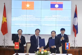 Signature de l’accord de coopération entre les établissements concernés au Vietnam et au Laos. Source : most.gov.vn
