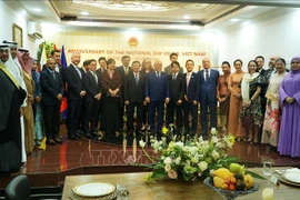 Les délégués à l’événement posent pour une photo de groupe. Source : VNA