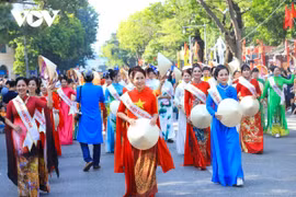 Défilé d'áo dài dans le cadre du Carnaval d'automne de Hanoi 2023. Photo : VOV 