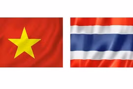 Drapeaux du Vietnam et de la Thaïlande. Photo: VNA