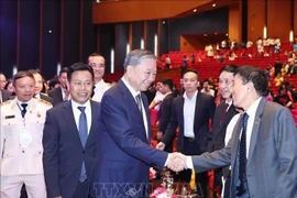 Le secrétaire général du Parti Tô Lâm avec les délégués lors de l'événement, à Hanoi, le 18 novembre. Photo: VNA