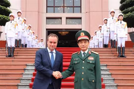 Le ministre vietnamien de la Défense Phan Van Giang (à droite) accueille le ministre français des Armées, Sébastien Lecornu. Photo : VNA
