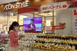 Des noix de coco et bananes vietnamiennes dans les rayons d'un supermarché AEON. Photo : VNA