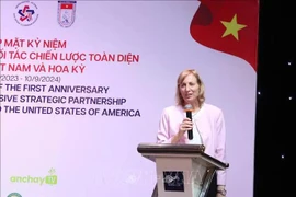 La consule générale des États-Unis à Hô Chi Minh-Ville, Susan Burns, s’exprime lors de l’événement, le 12 novembre. Photo : VNA