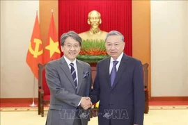 Le secrétaire général Tô Lâm (à droite) serre la main du président du conseil d’administration de la Banque japonaise pour la coopération internationale (JBIC), Maeda Tadashi, à Hanoi, le 4 décembre. Photo: VNA