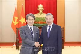 Le secrétaire général Tô Lâm (à droite) serre la main du président du conseil d’administration de la Banque japonaise pour la coopération internationale (JBIC), Maeda Tadashi, à Hanoi, le 4 décembre. Photo: VNA