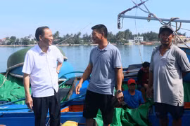 Le vice-ministre de l’Agriculture et du Développement rural Phung Duc Tiên (à gauche) converse avec des pêcheurs de Quang Nam. Photo : VNA