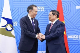 Le Premier ministre Pham Minh Chinh (à droite) et le président du Conseil d'administration de la Commission économique eurasienne, Bakytzhan Sagintayev. Photo: VNA