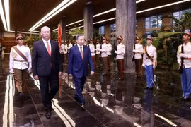 Le premier secrétaire du Parti communiste cubain (PCC) et président cubain Miguel Díaz-Canel Bermúdez et le secrétaire général du Parti communiste du Vietnam et président vietnamien Tô Lâm (à droite) passent en revue la garde d’honneur. Photo: VNA