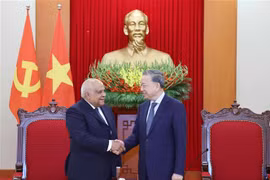 Le secrétaire général Tô Lâm (à droite) serre la main de l’ambassadeur de Cuba au Vietnam Orlando Nicolás Hernández Guillén, à Hanoi, le 7 novembre. Photo: VNA
