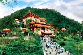 La beauté majestueuse de la montagne sacrée de Yên Tu . Photo : Internet