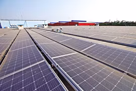 Un panneau solaire de 300 W peut produire en moyenne 1 kWh d'électricité par jour. Photo: baodautu.vn