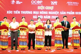 Les délégués coupent le ruban d'inauguration de la foire de promotion du commerce de l'agriculture et des produits de Hanoï OCOP 2024 au AEON MALL Hà Dông. Photo : kinhtedothi.vn