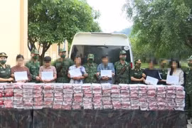 Six ressortissants lao arrêtés pour avoir transporté 121 kg de drogue synthétique du Laos au Vietnam. Photo : Commandement des gardes-frontières