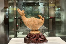 L'artefact représentant un oiseau tenant un lotus dans son bec datant de la dynastie Ly. Photo : hanoimoi.vn