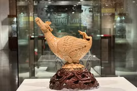 L'artefact représentant un oiseau tenant un lotus dans son bec datant de la dynastie Ly. Photo : hanoimoi.vn