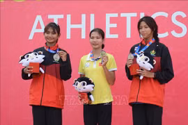 Lê Thi Tuyêt Mai (au centre) remporte la médaille d'or au 400 m féminin. Photo : VNA