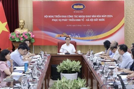 Le ministre des Affaires étrangères Bui Thanh Son (centre) lors de la conférence hybride, à Hanoi, le 10 juillet. Photo : VNA