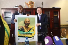 Le président de l’Afrique du Sud et chef du parti au pouvoir, le Congrès national africain (ANC) Cyril Ramaphosa (à gauche) et le membre du Politburo et secrétaire du Comité central du PCV Phan Dinh Trac. Photo: VNA