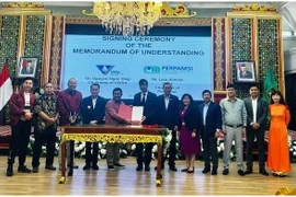 Lors de la cérémonie de signature du protocole d'accord entre l'Association vietnamienne d'approvisionnement en eau et d'assainissement et les autorités de la province indonésienne de Sumatra du Sud, le 22 juin. Photo : tapchinuoc.vn
