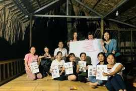 Dinh Thi Huyên (chemise bleue) accompagne les paysans dans un cours d’étude de la culture autochtone au service des touristes séjournant au “Village d’héritage agricole” dans le village de Buot. Photo : CVN