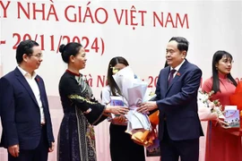 Le président de l’Assemblée nationale Trân Thanh Mân félicite des députés qui sont des enseignants, d’anciens enseignants et des gestionnaires de l’éducation à Hanoi, le 20 novembre. Photo: VNA