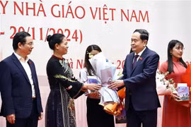 Le président de l’Assemblée nationale Trân Thanh Mân félicite des députés qui sont des enseignants, d’anciens enseignants et des gestionnaires de l’éducation à Hanoi, le 20 novembre. Photo: VNA