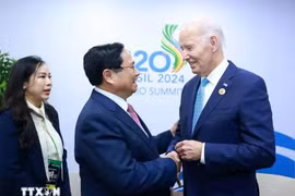 Le Premier ministre Pham Minh Chinh rencontre le président américain Joe Biden (à droite), à Rio de Janeiro, au Brésil, le 19 novembre. Photo : VNA