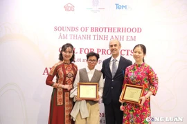 Le comité organisateur du projet «Sonorité de fraternité» récompense de jeunes artistes en arts visuels, musique et théâtre. Photo: congluan.vn