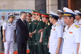 Le président Tô Lâm avec les responsables du commandant de Marine populaire du Vietnam, à Hai Phong, le 7 juin. Photo : VNA