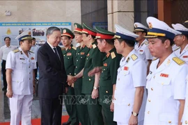 Le président Tô Lâm avec les responsables du commandant de Marine populaire du Vietnam, à Hai Phong, le 7 juin. Photo : VNA