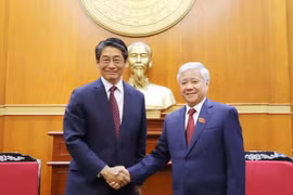 Le président du Comité central du Front de la Patrie du Vietnam (FPV) Dô Van Chiên (à droite) et le nouvel ambassadeur du Japon au Vietnam, Ito Naoki. Photo : mattran.org.vn