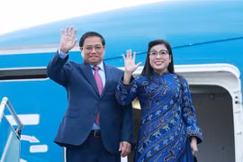 Le Premier ministre Pham Minh Chinh et son épouse partent pour une tournée dans trois pays du Moyen-Orient . Photo: VNA