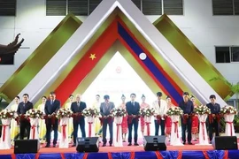 L’ambassadeur du Vietnam au Laos Nguyên Ba Hung (3e à partir de la droite) et les délégués coupent la bande inaugurale de la Foire commerciale Vietnam - Laos 2024. Photo : VNA