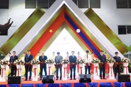 L’ambassadeur du Vietnam au Laos Nguyên Ba Hung (3e à partir de la droite) et les délégués coupent la bande inaugurale de la Foire commerciale Vietnam - Laos 2024. Photo : VNA
