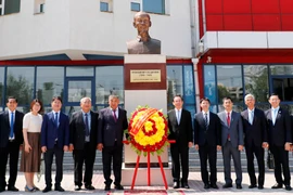 Le membre du Poliburo et secrétaire du Comité du Parti de Hô Chi Minh-Ville, Nguyên Van Nên (5e à partir de la droite) rend un hommage floral au monument du président Hô Chi Minh dans l’enceinte de l’école Hô Chi Minh. Photo: SGGP