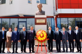 Le membre du Poliburo et secrétaire du Comité du Parti de Hô Chi Minh-Ville, Nguyên Van Nên (5e à partir de la droite) rend un hommage floral au monument du président Hô Chi Minh dans l’enceinte de l’école Hô Chi Minh. Photo: SGGP