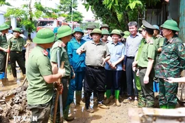 Le Premier ministre Pham Minh Chinh inspecte la réparation des dégâts du typhon Yagi dans la ville de Yên Bai. Photo: VNA
