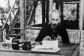 Le président Hô Chi Minh travaille dans le Viêt Bac pendant la guerre de résistance contre les Français. Photo d'archive: VNA
