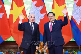 Le Premier ministre Pham Minh Chinh (à droite) et le roi du Cambodge Norodom Sihamoni, à Hanoi, le 28 novembre. Photo : VNA