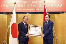 Le président de l’Assemblée nationale Trân Thanh Mân (à droite) remet l’Ordre du travail de troisième classe du président vietnamien au président de l’Alliance parlementaire d’amitié Japon-Vietnam Nikai Toshihiro. Photo: VNA