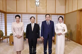 Le président de l’Assemblée nationale du Vietnam, Trân Thanh Mân (2e à partir de la droite) et son épouse avec l’empereur Naruhito et son impératrice, au Palais impérial de Tokyo, le 4 décembre. Photo: VNA