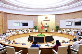 Le Premier ministre Pham Minh Chinh (centre) lors de la réunion du gouvernement consacrée au travail législatif, à Hanoi, le 24 août. Photo : VNA
