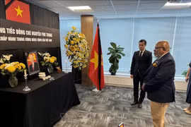 Le président de la 78e Assemblée générale de l’ONU, Dennis Francis, signe le livre de condoléances ouvert à la mission permanente du Vietnam auprès de l’ONU, le 26 juillet. Photo: VNA