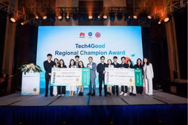 L’équipe vietnamienne remporte le premier prix du concours Tech4Good de Huawei. Photo : VNA