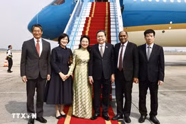 L’ambassadeur de Singapour Jaya Ratnam et l’ambassadeur du Japon Ito Naoki font leurs adieux au président de l’Assemblée nationale Trân Thanh Mân (troisième à droite) et à son épouse avant leur départ pour Singapour et le Japon, à Hanoi, le 1er décembre. Photo : VNA