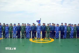 Vietnamiens et Chinois posent pour une photo de groupe à bord du CSB 8004. Photo : VNA