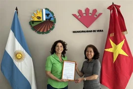 L’ambassadrice du Vietnam en Argentine, Ngô Minh Nguyêt (à droite) avec la maire de la ville de Vera, Paura Mitre. Photo: VNA